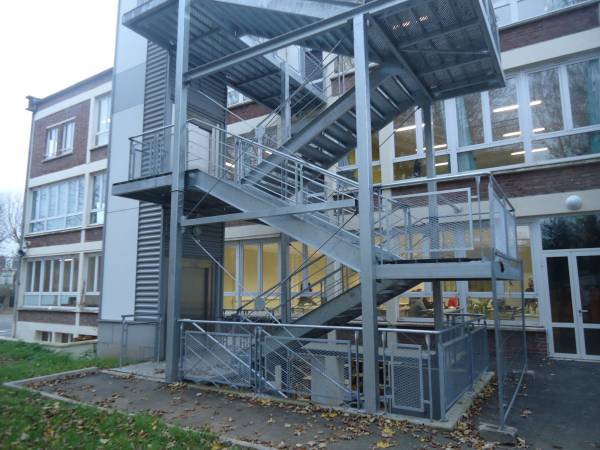 escaliers ext et cage ascenseur  etab scolaire