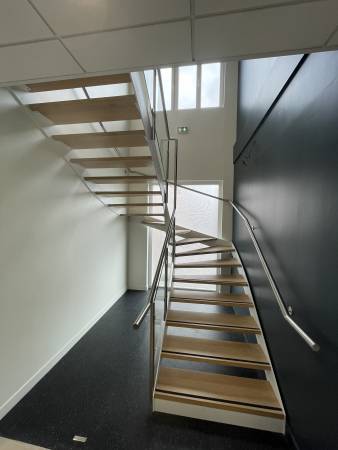 Escalier PMR forme helicarrée pour agence bancaire